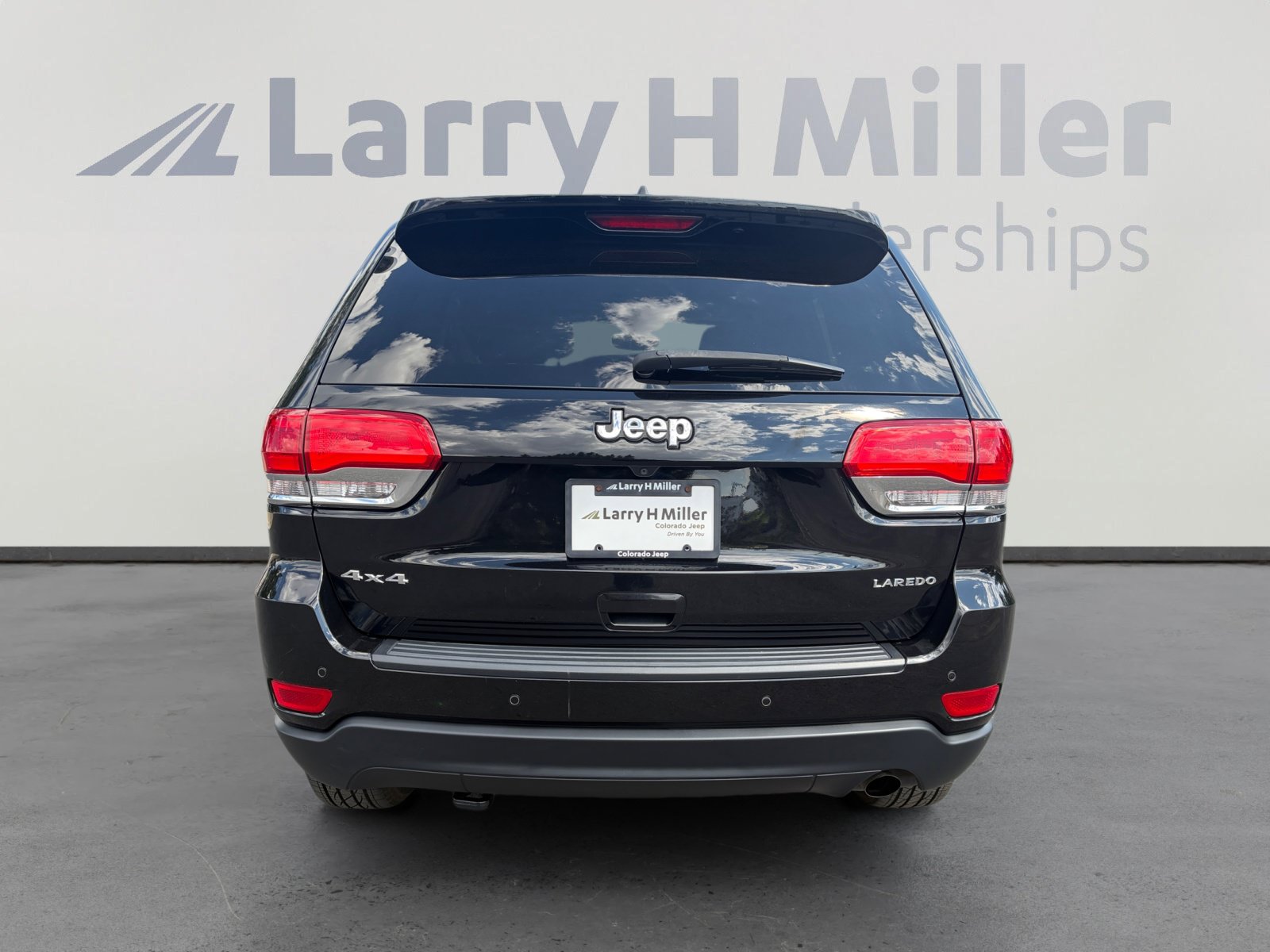 Used 2017 Jeep Grand Cherokee Laredo w/ Quick Order Package 23E AWD/4WD image 4