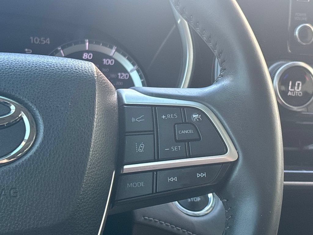 Used 2022 Toyota Highlander XLE AWD/4WD image 24
