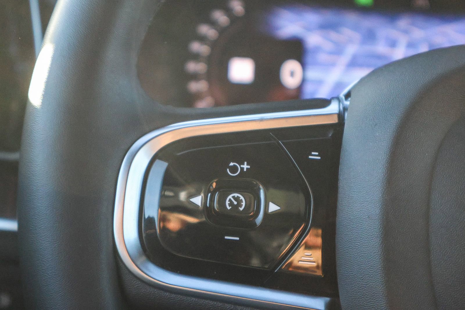 Used 2023 Volvo XC60 T8 Ultimate w/ Climate Package image 39