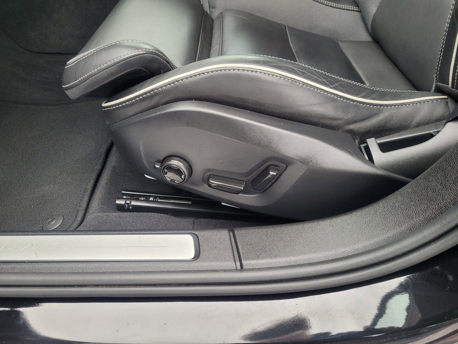 Used 2023 Volvo S60 T8 Ultimate w/ Climate Package image 9