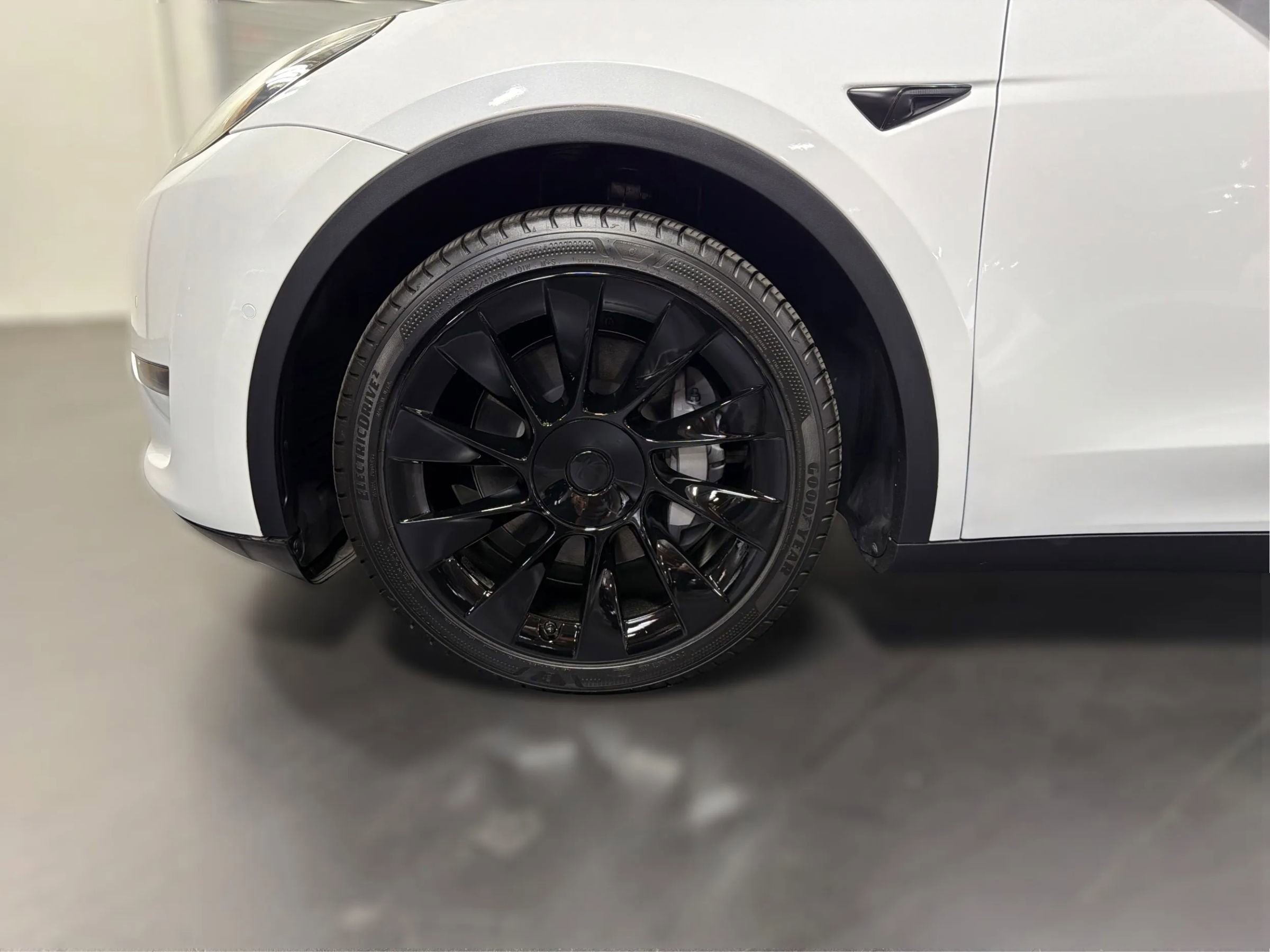 Used 2022 Tesla Model Y Long Range image 23