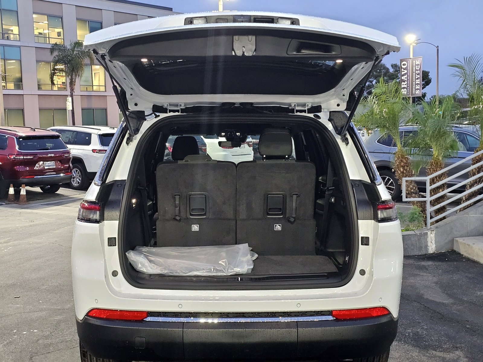 New 2025 Jeep Grand Cherokee L Laredo image 7