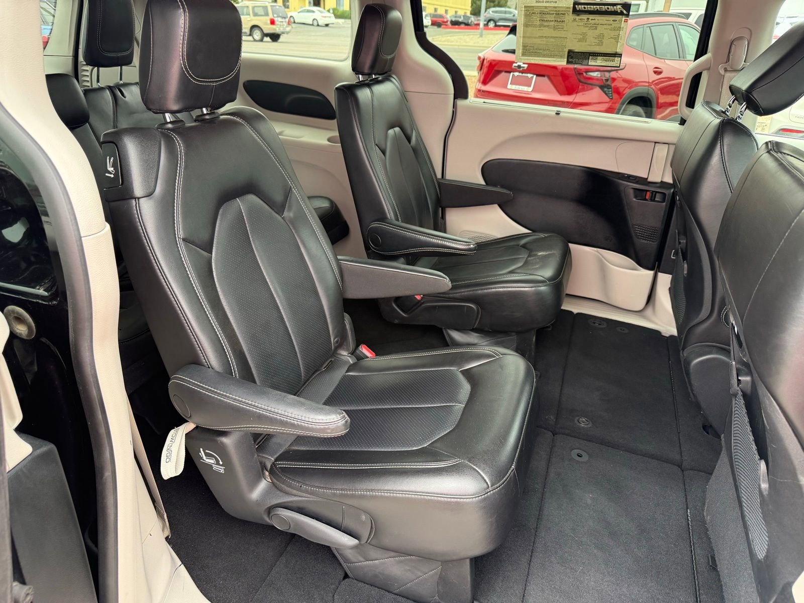 Used 2023 Chrysler Pacifica Touring-L image 35