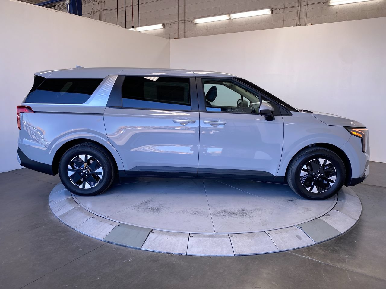 New 2027 Kia Carnival LXS FWD image 6