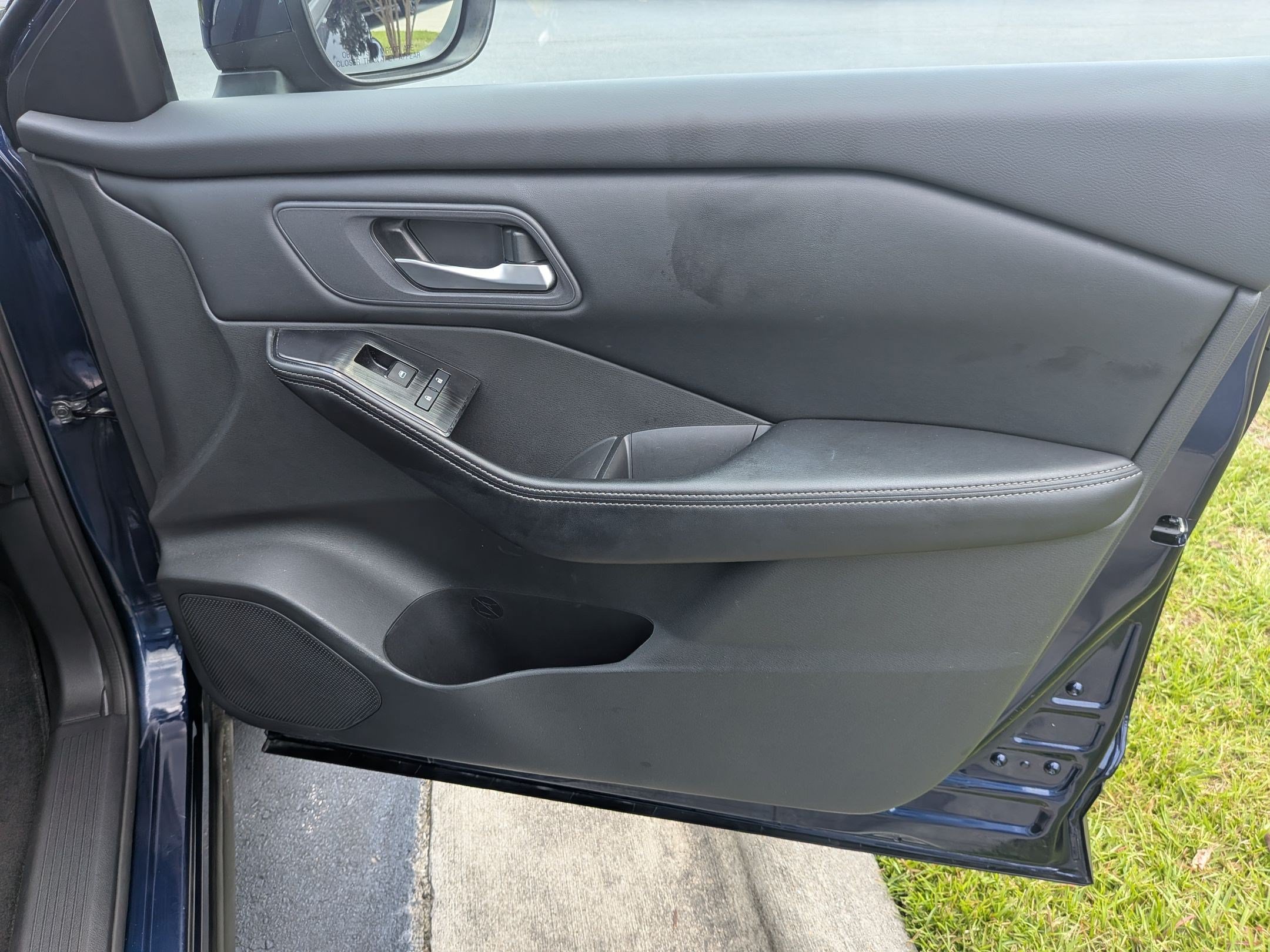 Used 2025 Nissan Rogue SV FWD image 23