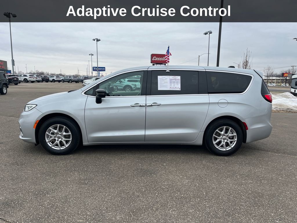 Used 2024 Chrysler Pacifica Touring-L image 2