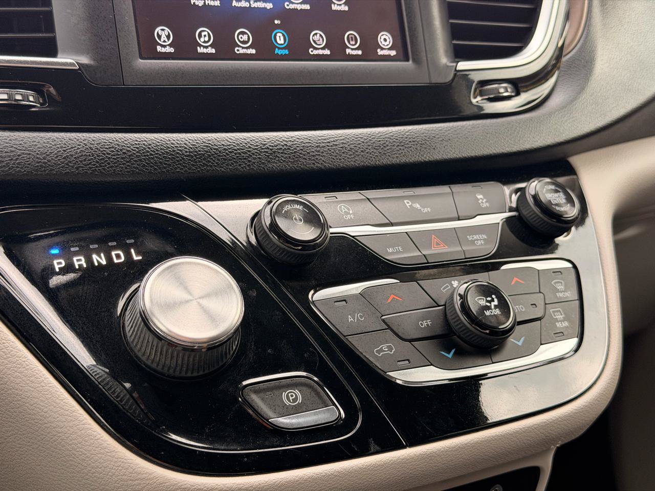 Used 2019 Chrysler Pacifica Touring-L FWD image 34