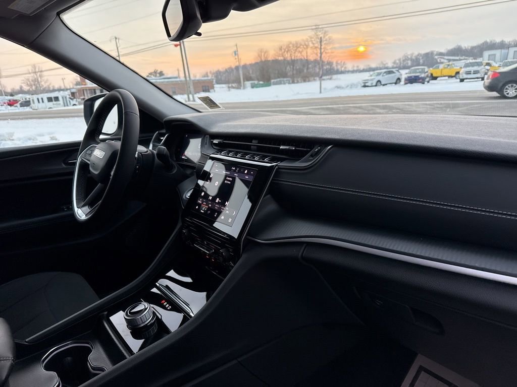 Used 2024 Jeep Grand Cherokee Laredo X image 48