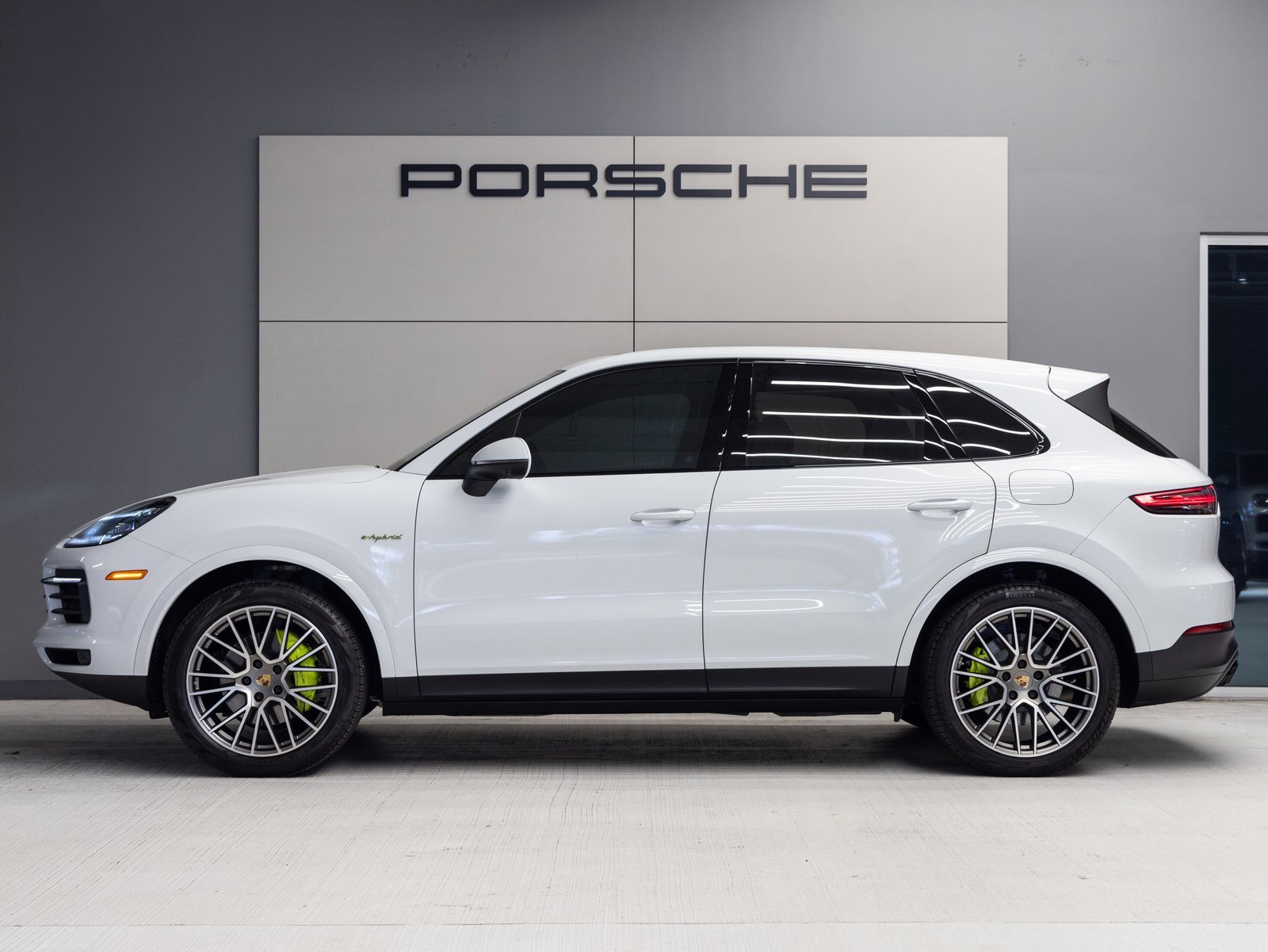 Used 2023 Porsche Cayenne image 2