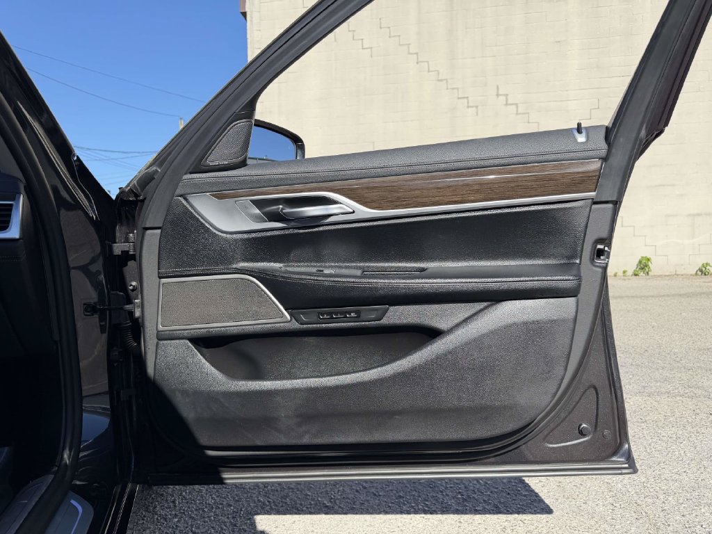 Used 2022 BMW 740i xDrive AWD/4WD image 14