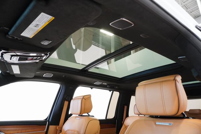 Used 2023 Jeep Grand Wagoneer Series III AWD/4WD image 9