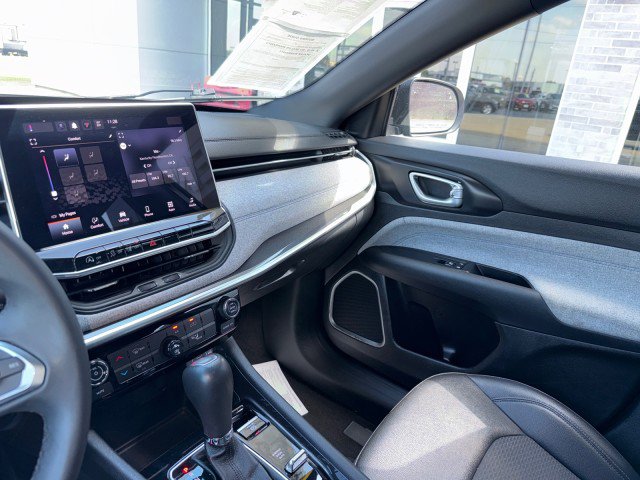 Used 2024 Jeep Compass Latitude AWD/4WD image 18