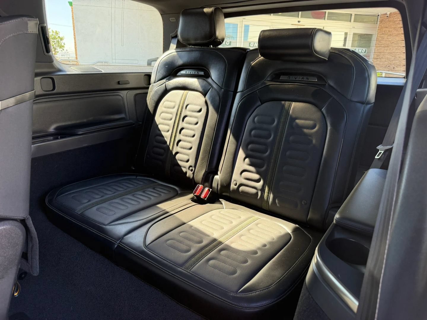 Used 2025 Rivian R1S Adventure Dual AWD/4WD image 36