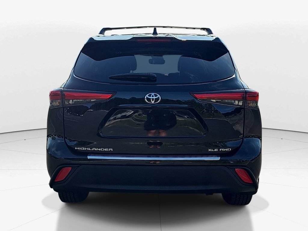 Used 2023 Toyota Highlander XLE AWD/4WD image 7