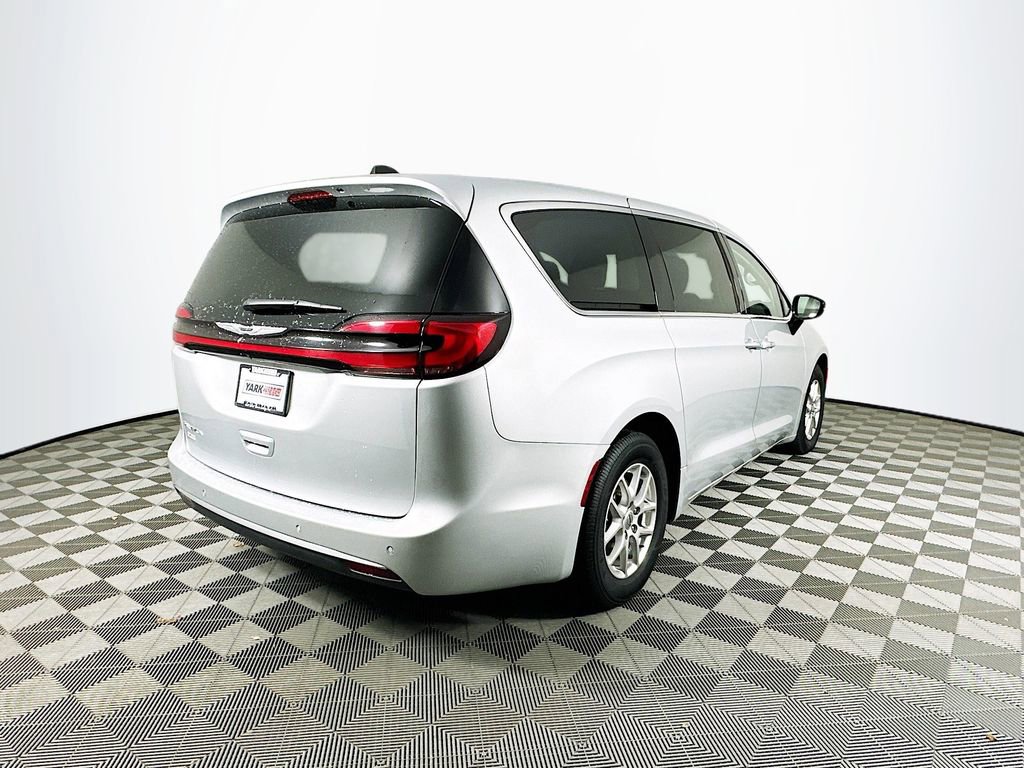 Certified 2024 Chrysler Pacifica Touring-L image 11