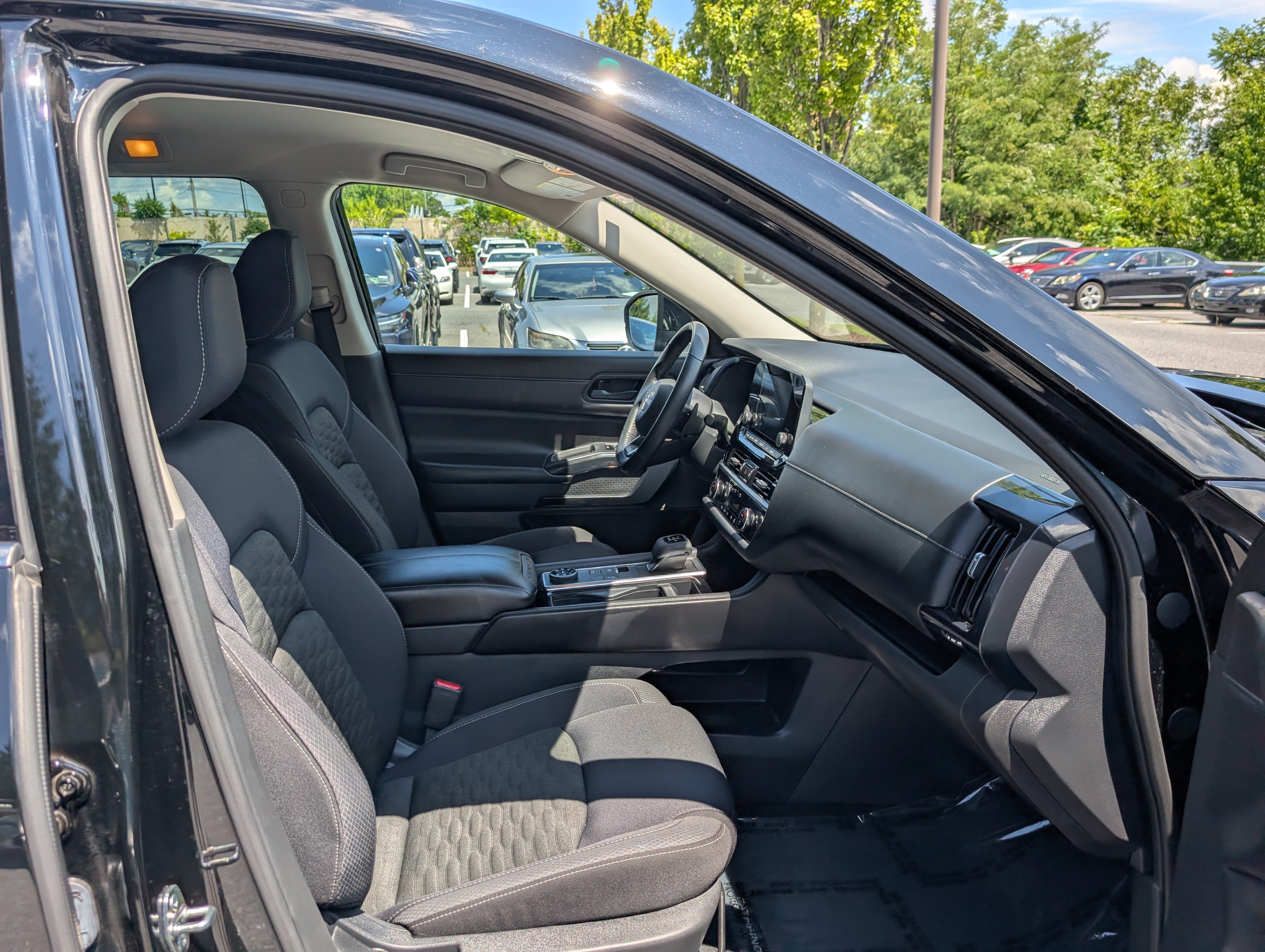 Used 2023 Nissan Pathfinder SV AWD/4WD image 11
