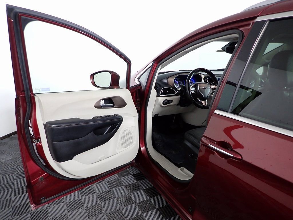 Used 2019 Chrysler Pacifica Touring-L image 18