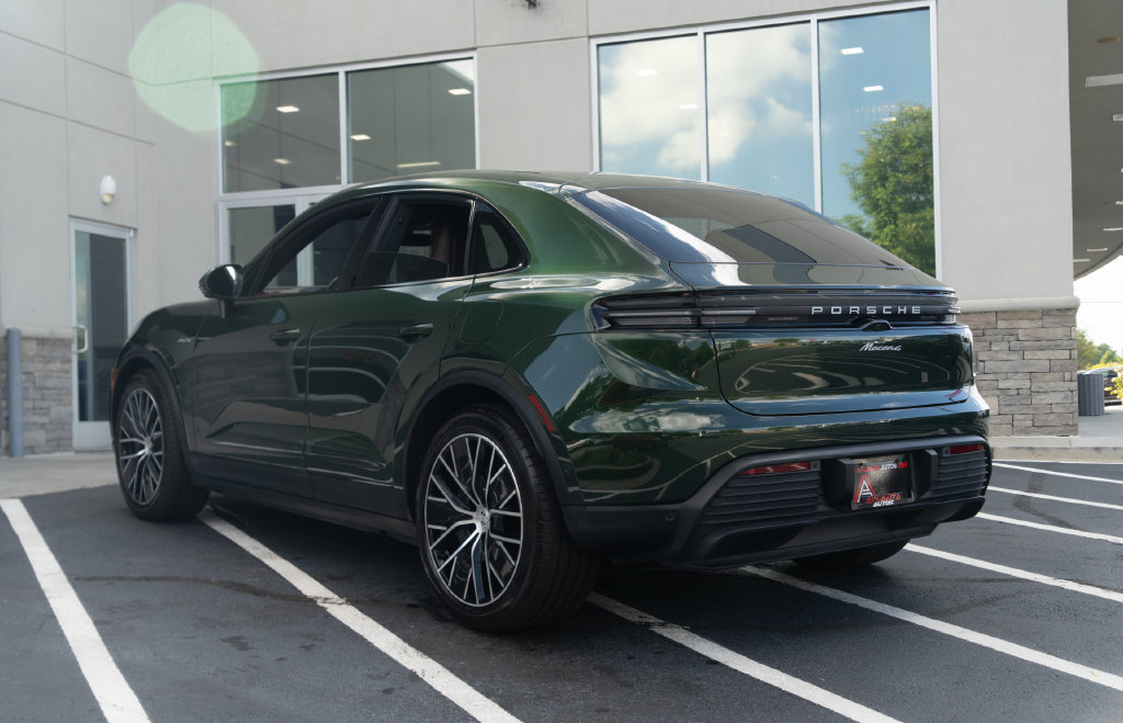 Used 2024 Porsche Macan 4 Electric AWD/4WD image 17