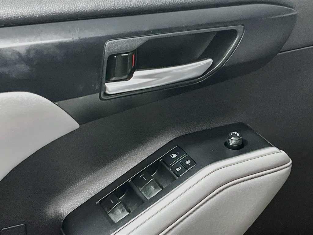 Used 2021 Toyota Highlander XLE FWD image 14