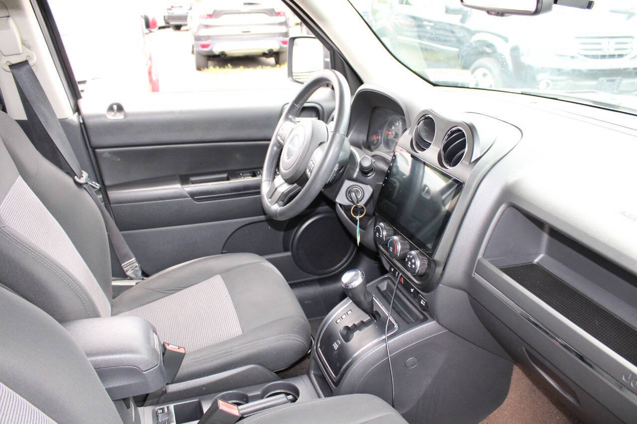 Used 2013 Jeep Patriot Latitude w/ Sun/Sound Group AWD/4WD image 12