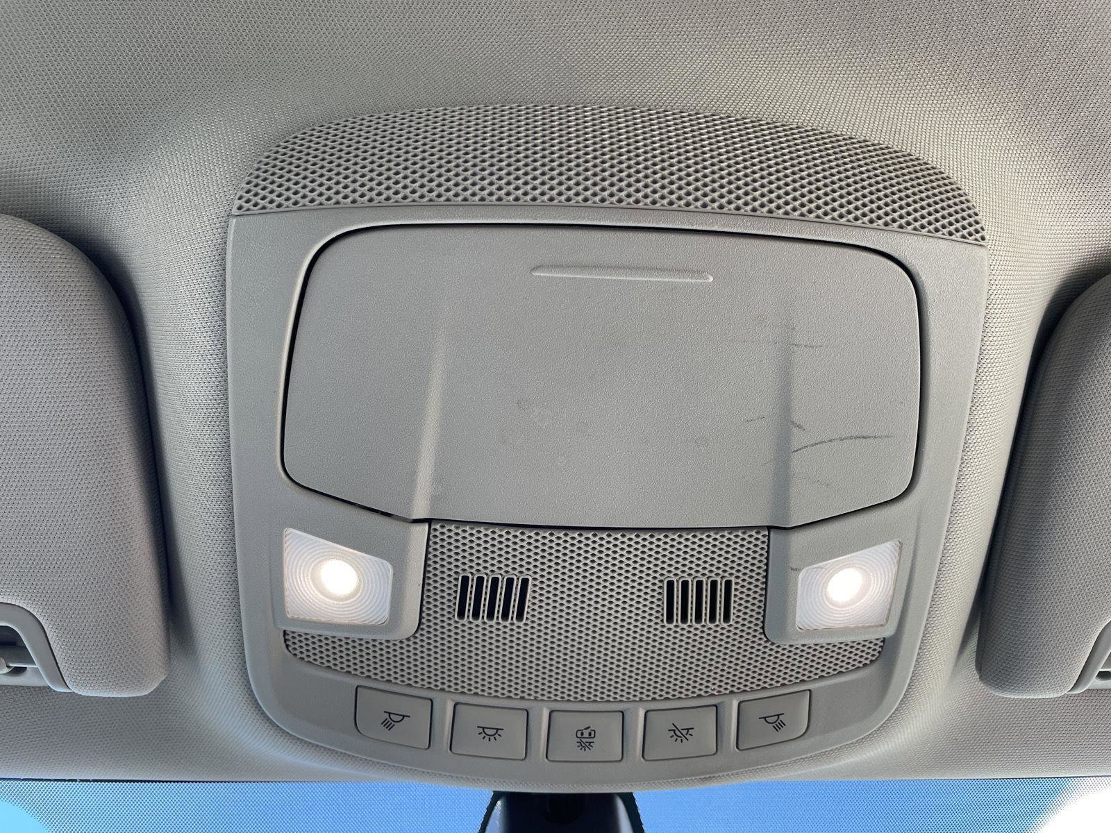 Used 2020 Ford Fusion SE image 12