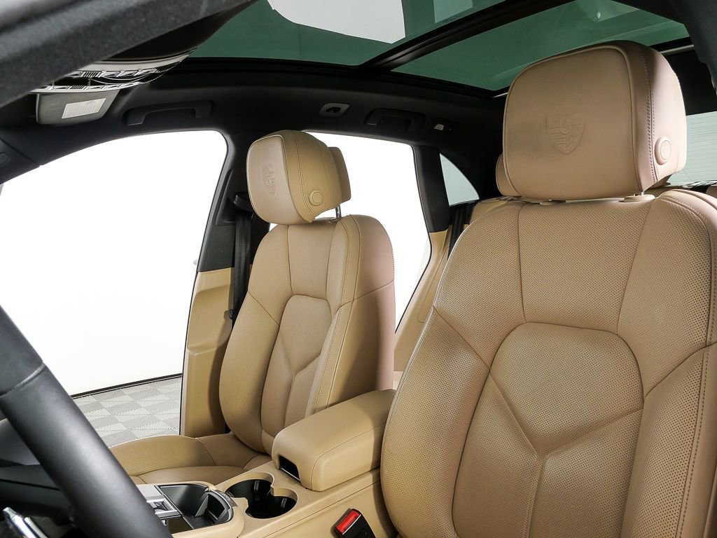 Certified 2022 Porsche Macan S AWD/4WD image 5