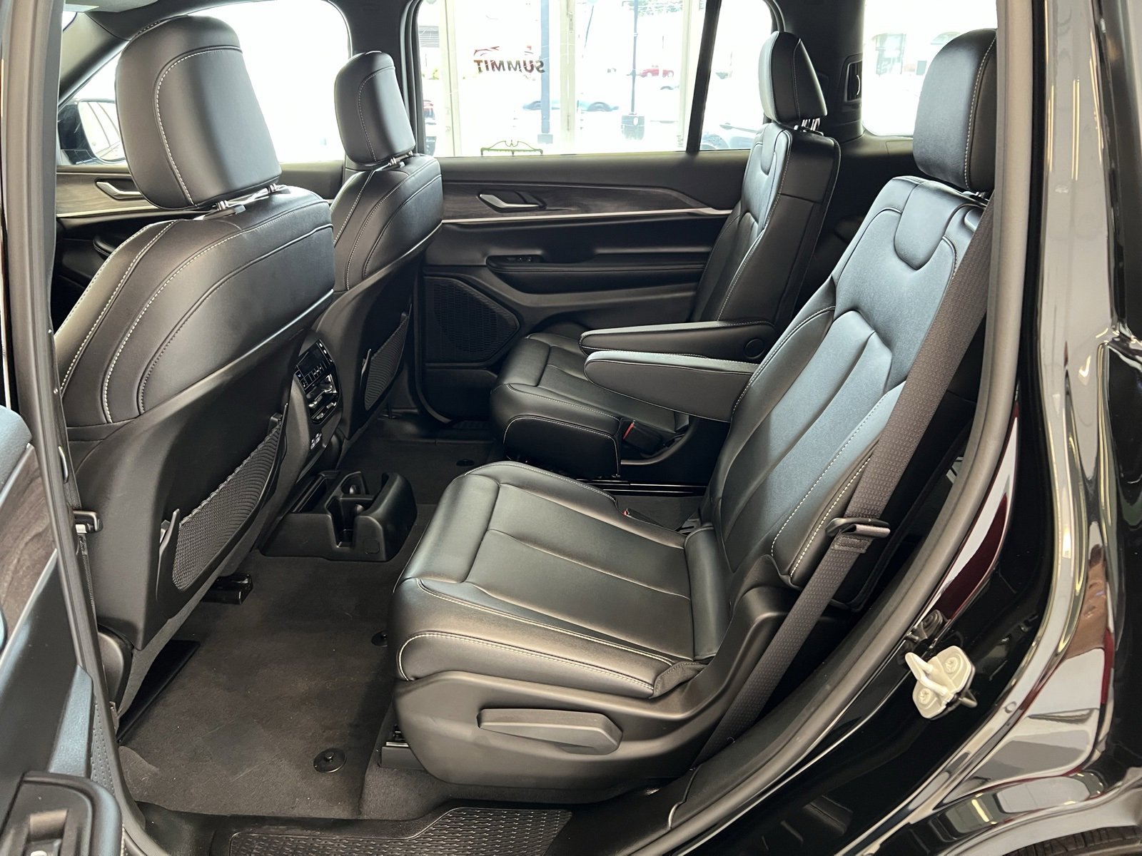 Used 2024 Jeep Grand Cherokee L Limited w/ Black Appearance Package image 39