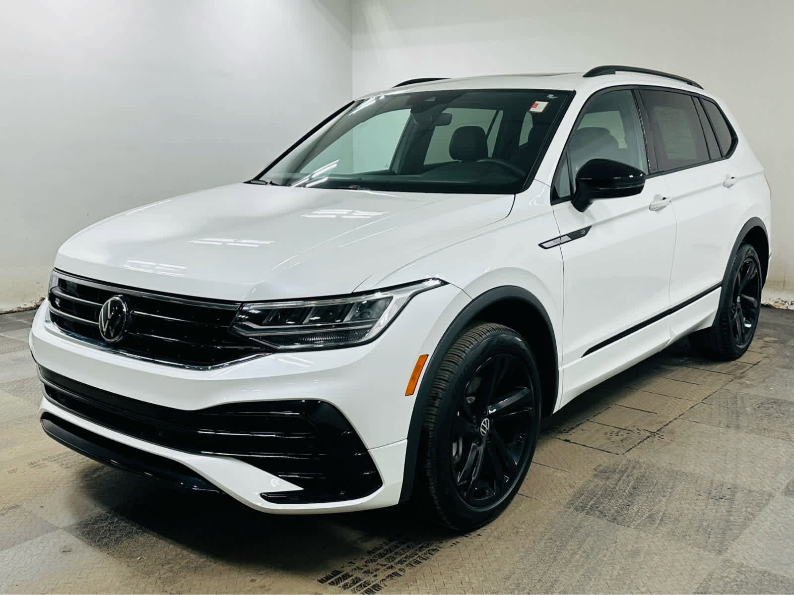 Certified 2024 Volkswagen Tiguan SE R-Line image 3