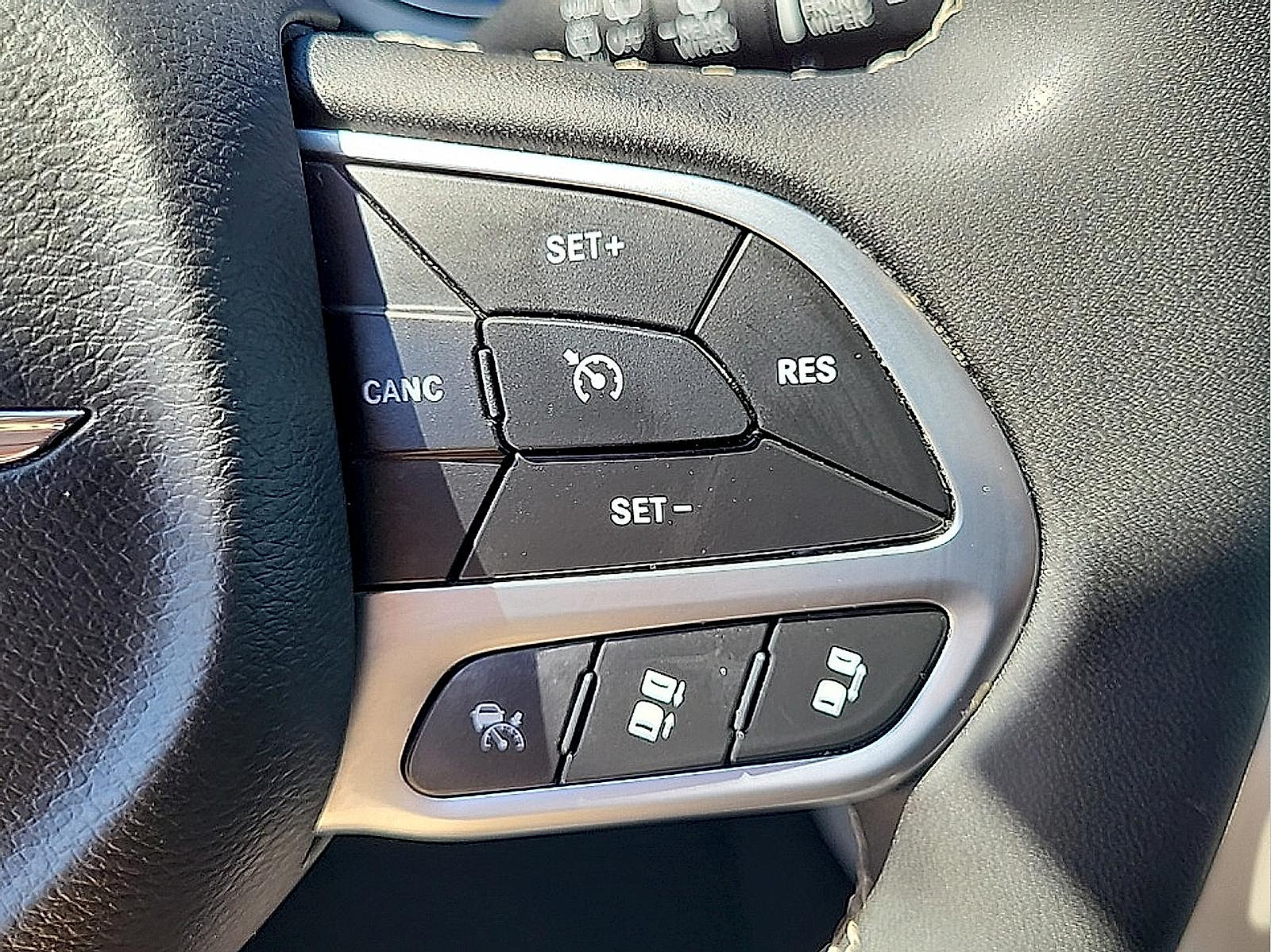 Used 2024 Chrysler Pacifica Touring-L FWD image 18