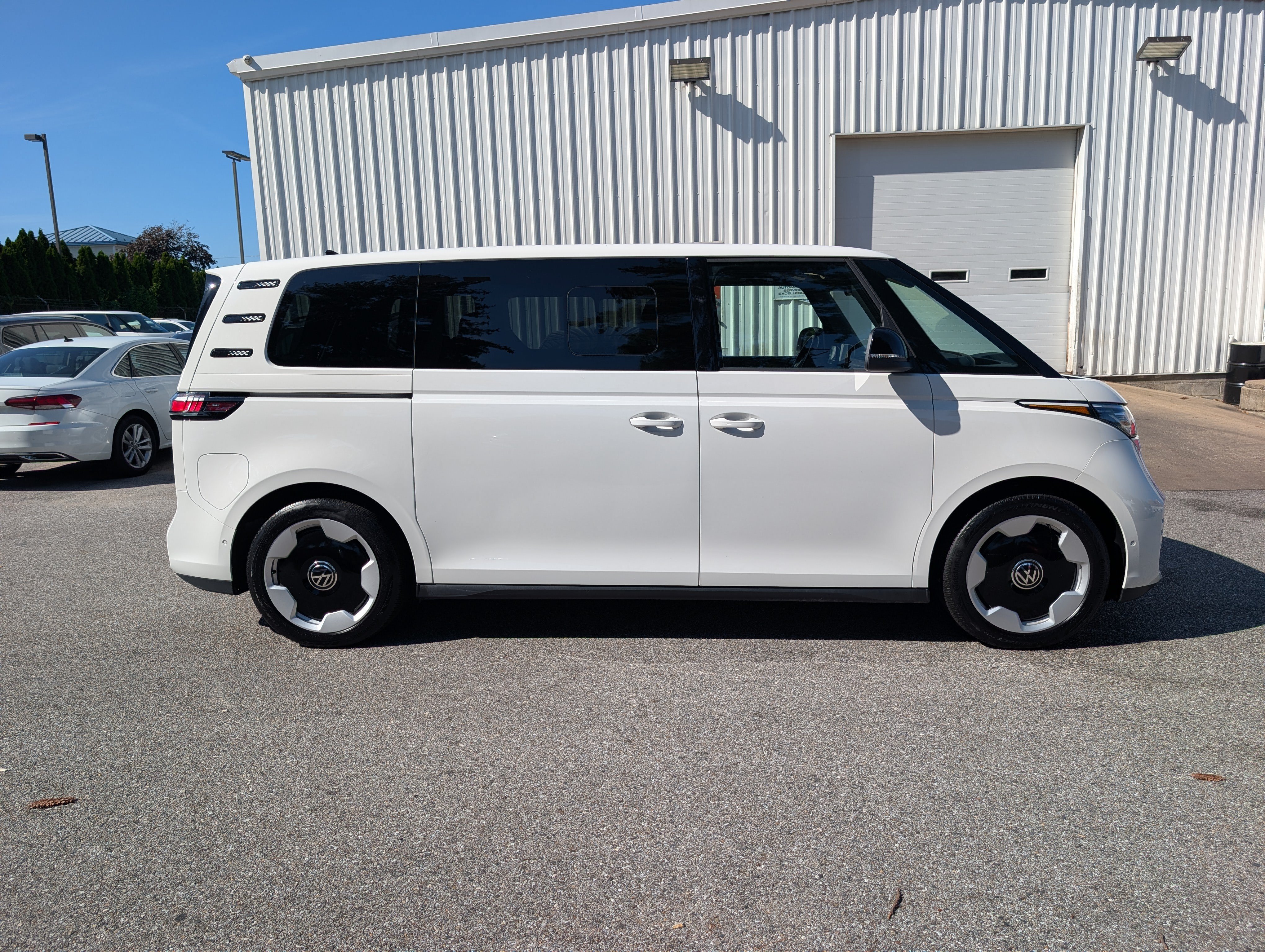 Used 2025 Volkswagen ID. Buzz Pro S Plus RWD image 2