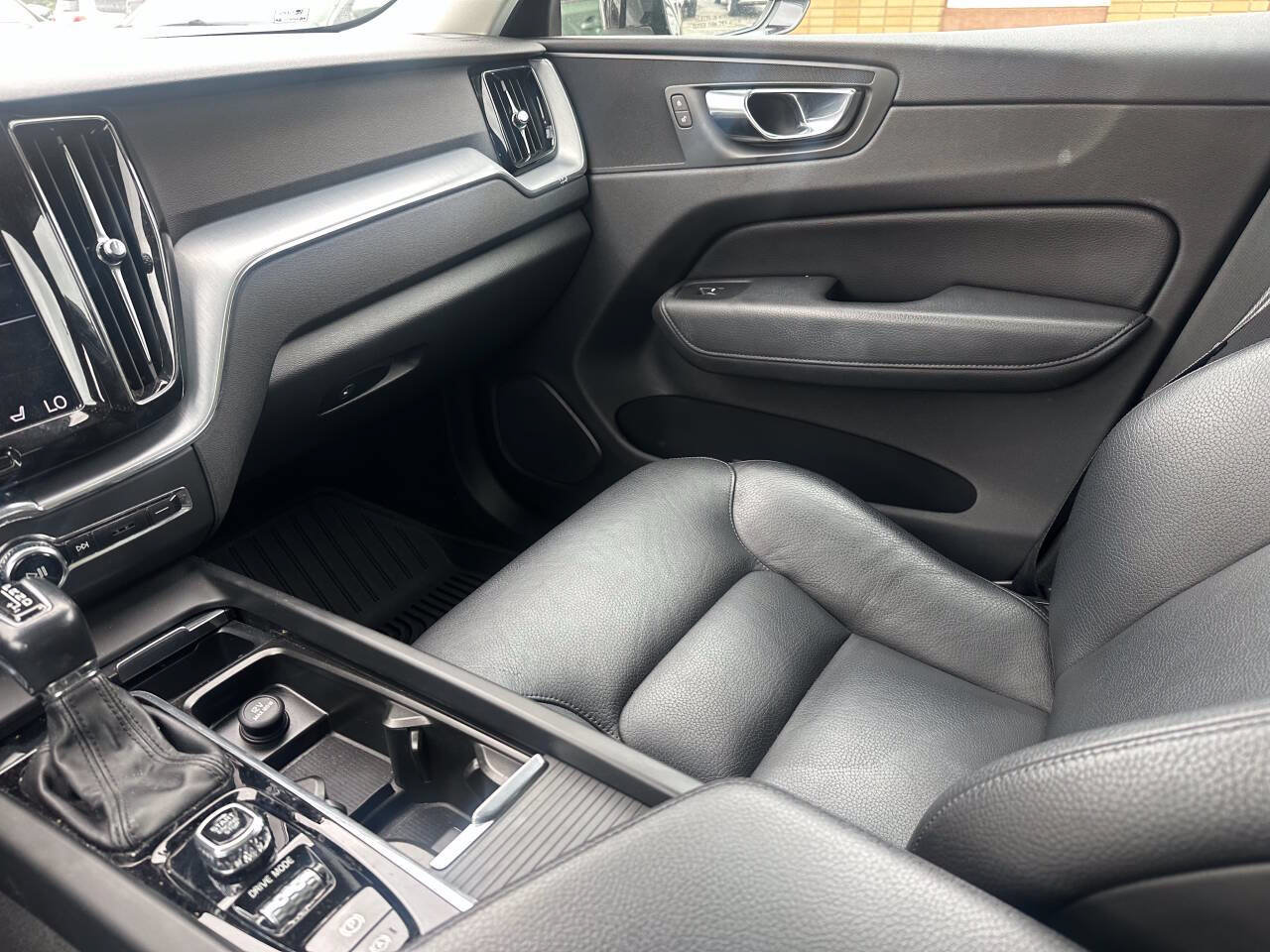 Used 2019 Volvo XC60 T6 Momentum w/ Premium Package AWD/4WD image 20