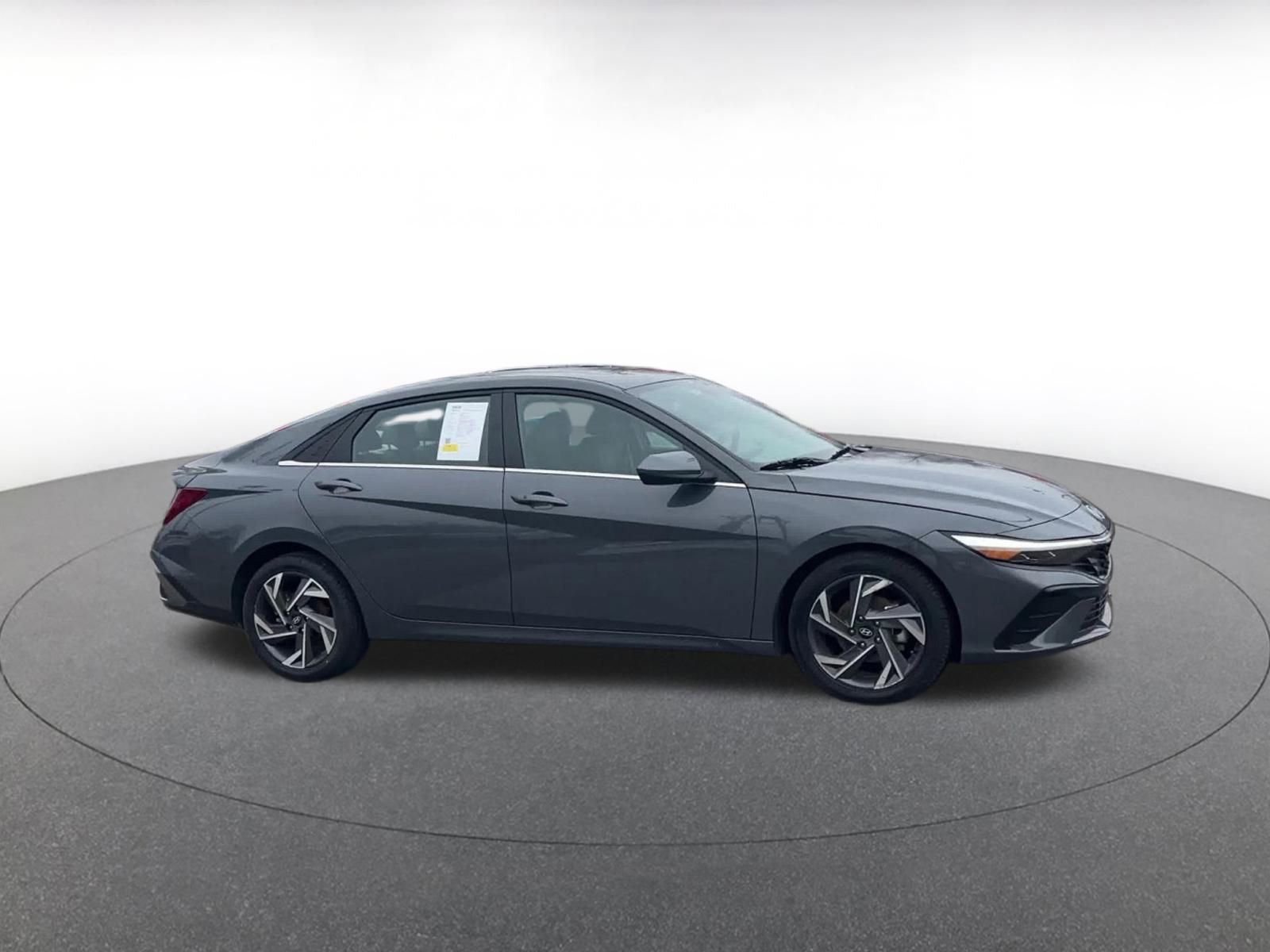 Used 2025 Hyundai Elantra SEL image 2