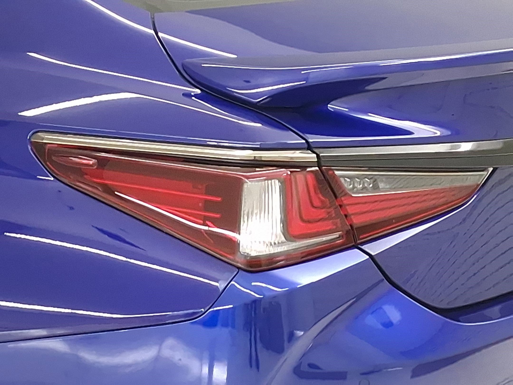 Used 2023 Lexus ES 300h F Sport image 11