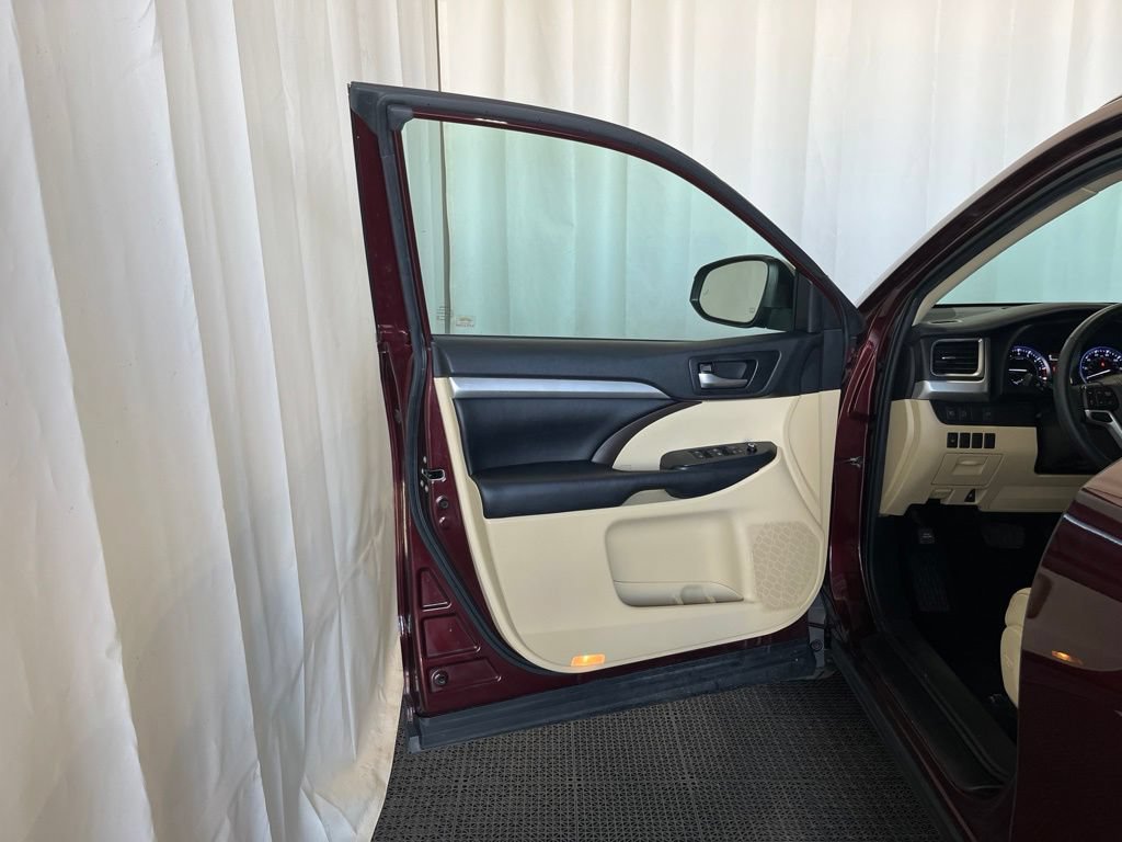 Used 2019 Toyota Highlander XLE AWD/4WD image 19