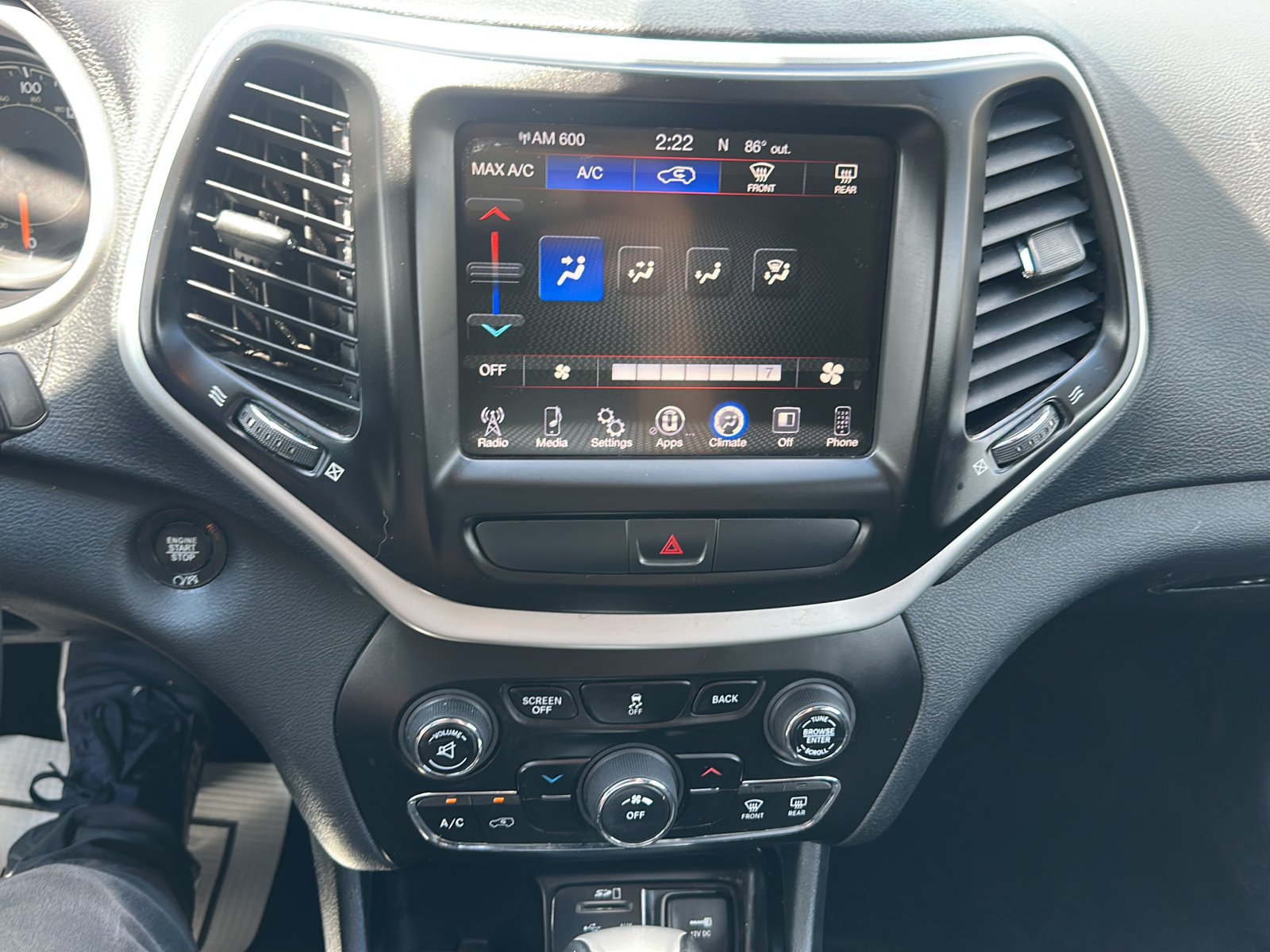 Used 2018 Jeep Cherokee Latitude Plus FWD image 17