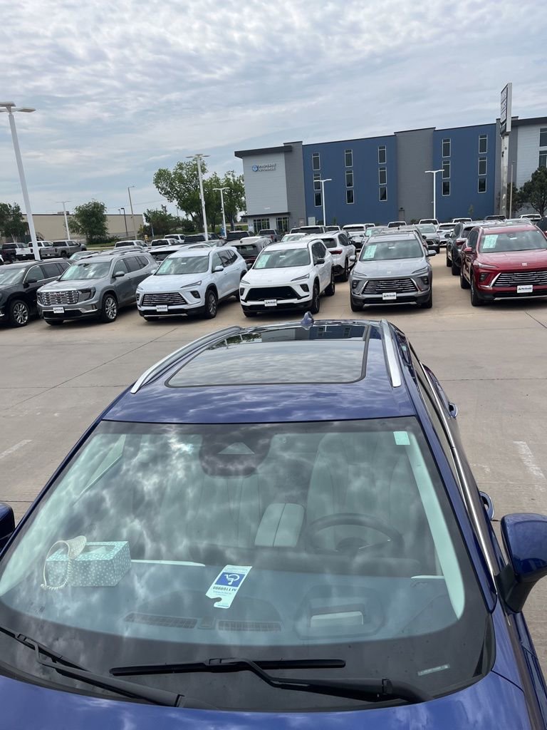 Used 2025 Buick Envision Avenir AWD/4WD image 10