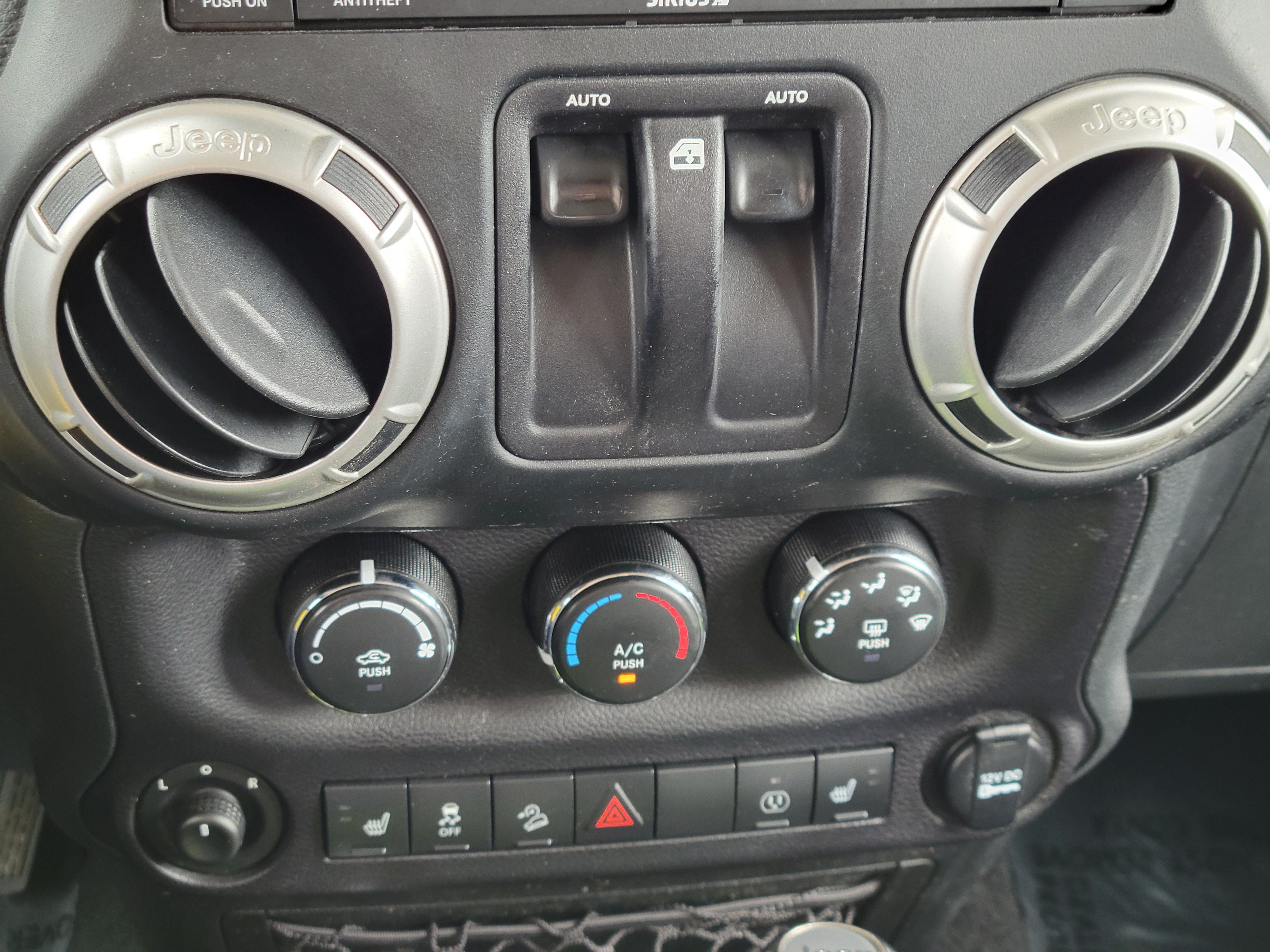 Used 2018 Jeep Wrangler Sahara w/ Connectivity Group AWD/4WD image 13