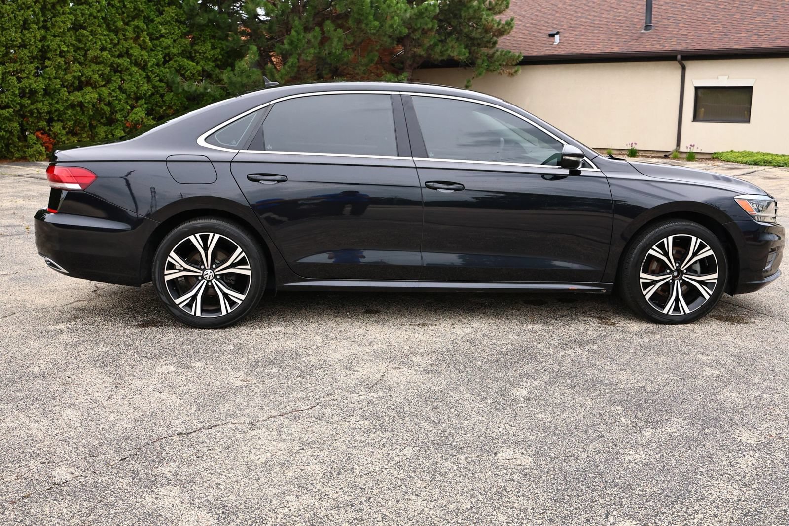Used 2021 Volkswagen Passat 2.0T SE FWD image 4
