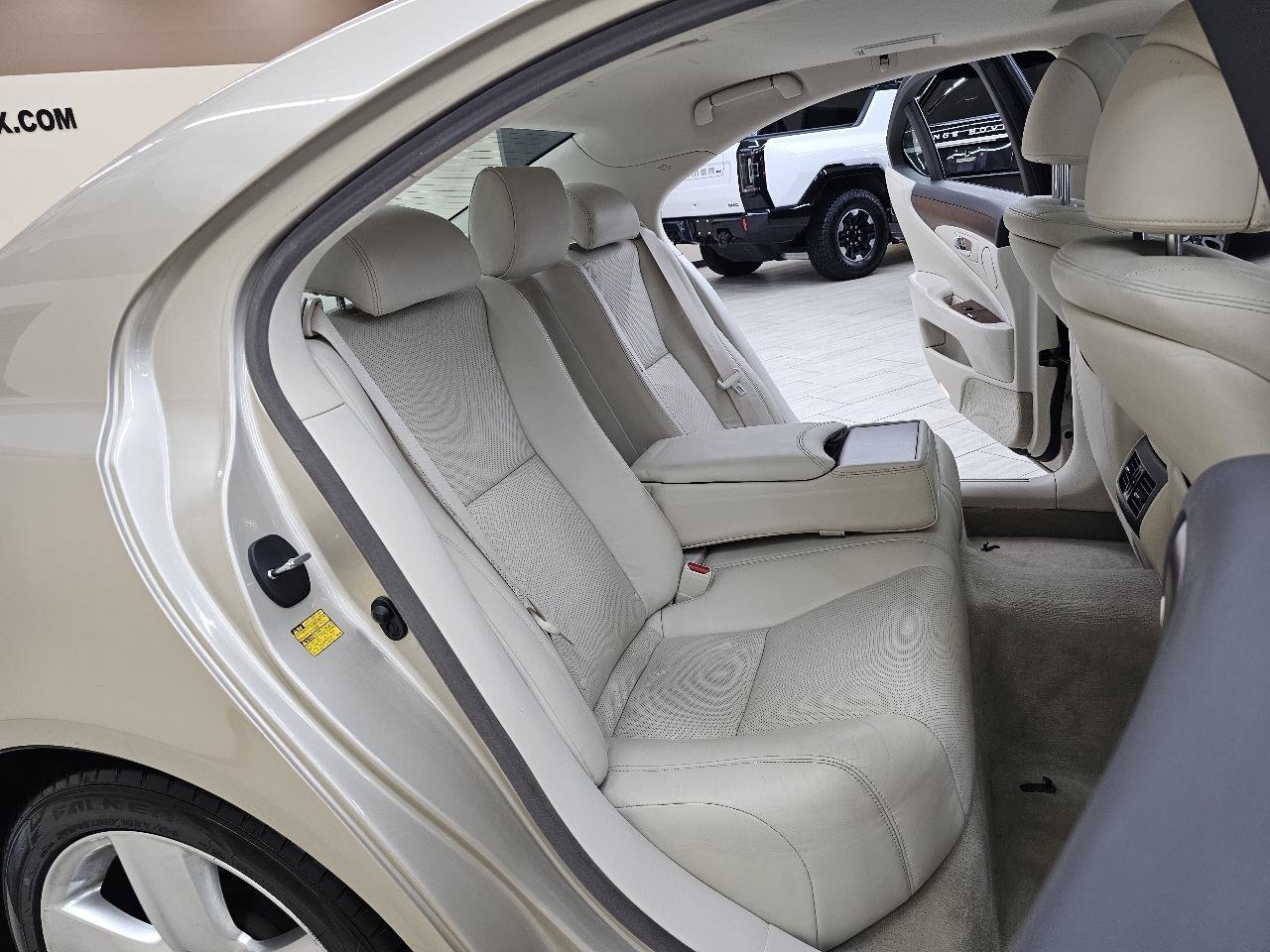 Used 2010 Lexus LS 460 Luxury image 23