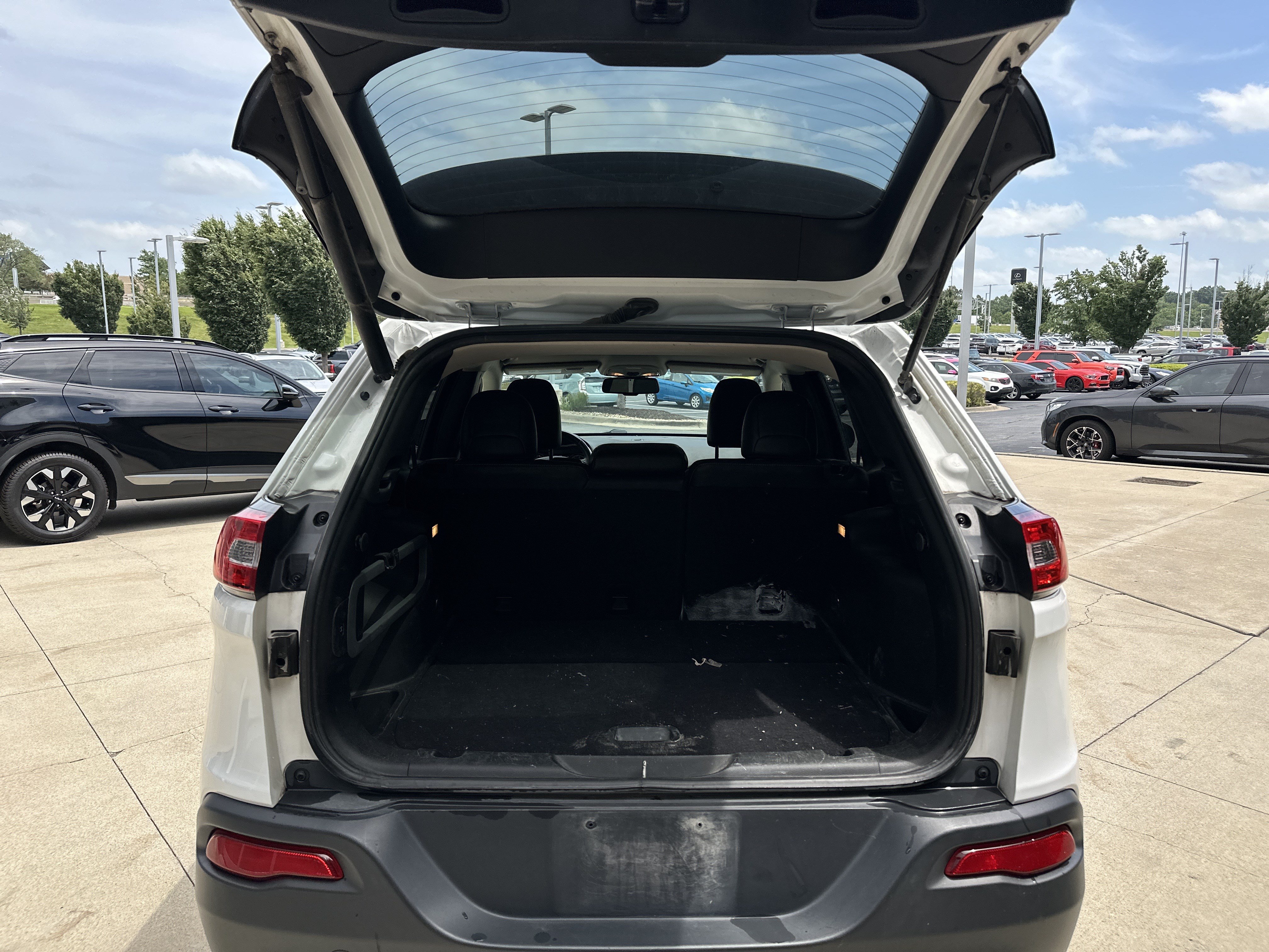 Used 2017 Jeep Cherokee Limited w/ Luxury Group FWD image 19