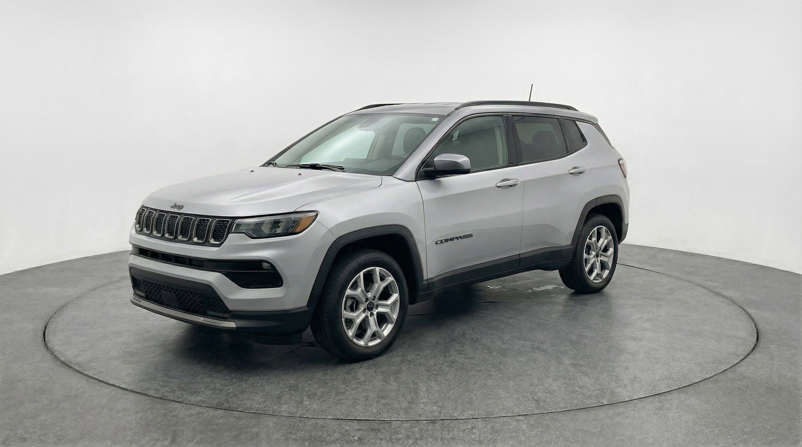 Used 2025 Jeep Compass Latitude image 3