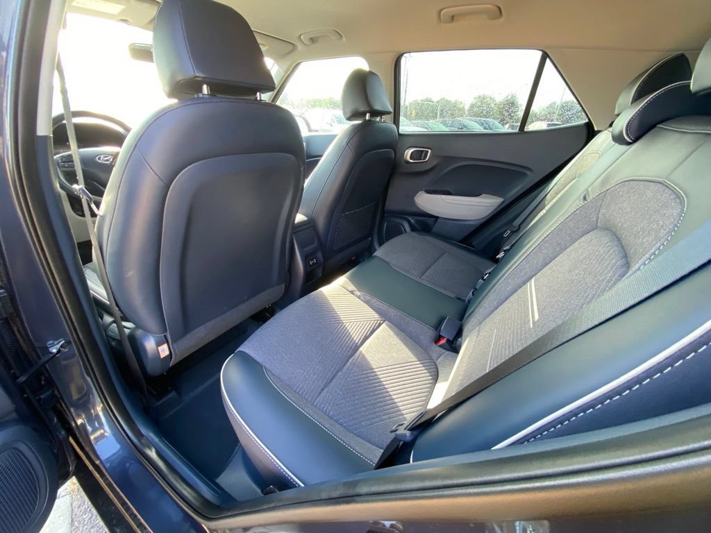 Used 2025 Hyundai Venue Limited FWD image 25
