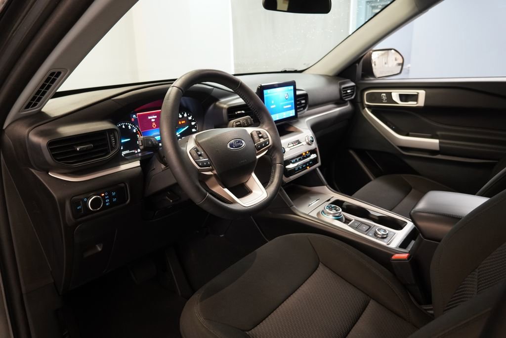 Used 2023 Ford Explorer XLT AWD/4WD image 6