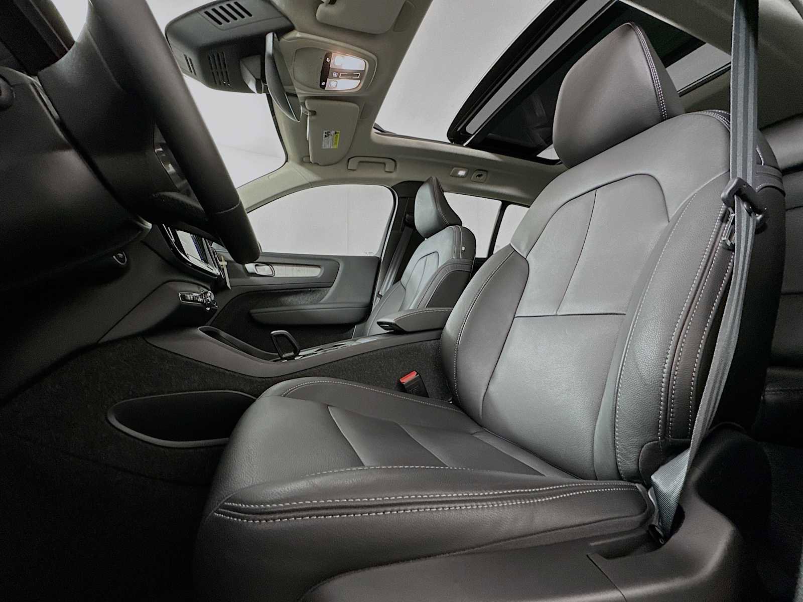 Used 2025 Volvo XC40 B5 Core w/ Protection Package Premier image 19