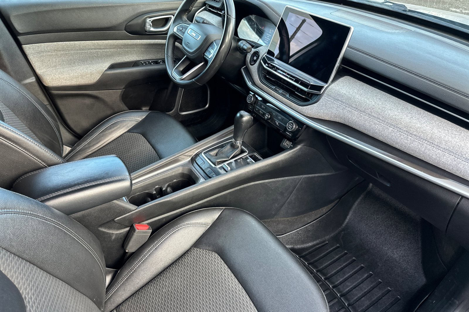 Used 2024 Jeep Compass Latitude image 18