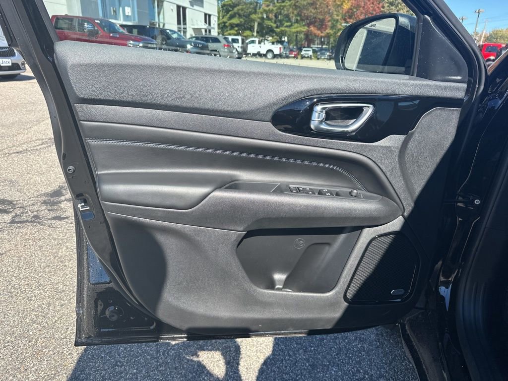 New 2025 Jeep Compass Latitude w/ Sun & Sound Group image 11