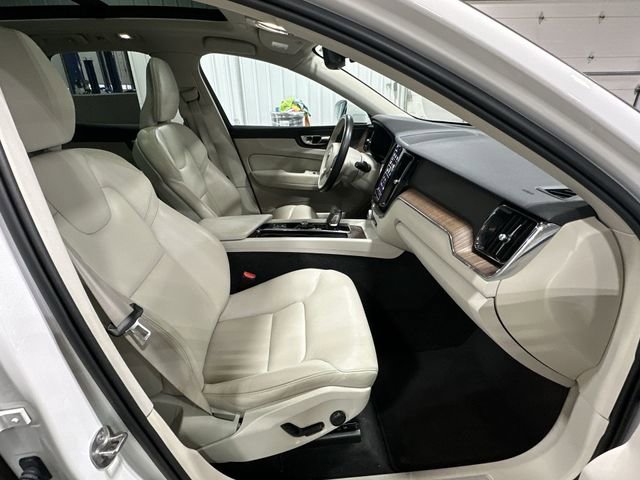 Used 2022 Volvo XC60 B5 Momentum image 30