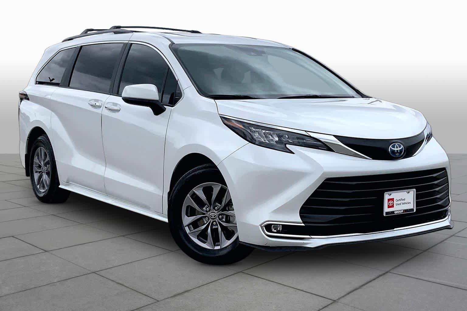 Certified 2024 Toyota Sienna XLE FWD image 3
