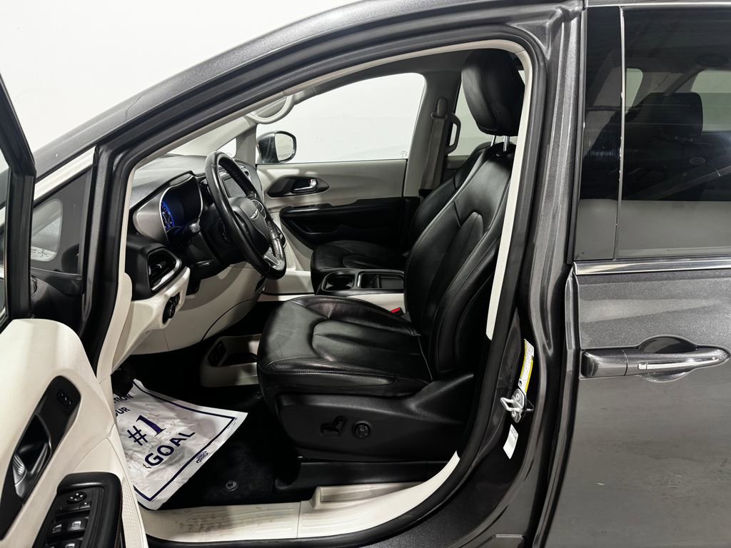 Used 2020 Chrysler Pacifica Touring-L FWD image 14