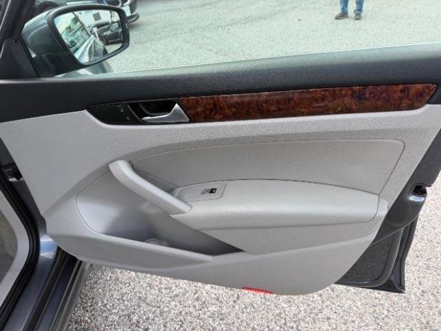 Used 2012 Volkswagen Passat TDI SEL Premium FWD image 33